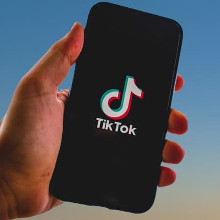 Уряди західних країн переймаються, що TikTok може «викрадати» дані держслужбовців та передавати їх Китаю