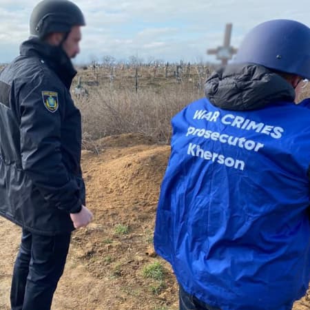 Police exhume the bodies of two men tortured by the Russian military in the Kherson region