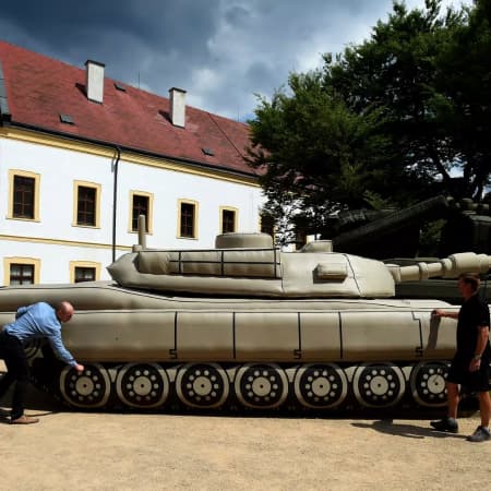 Компанія «Inflatech», яка виготовляє надувні макети HIMARS і танків Abrams має співвласників з Росії