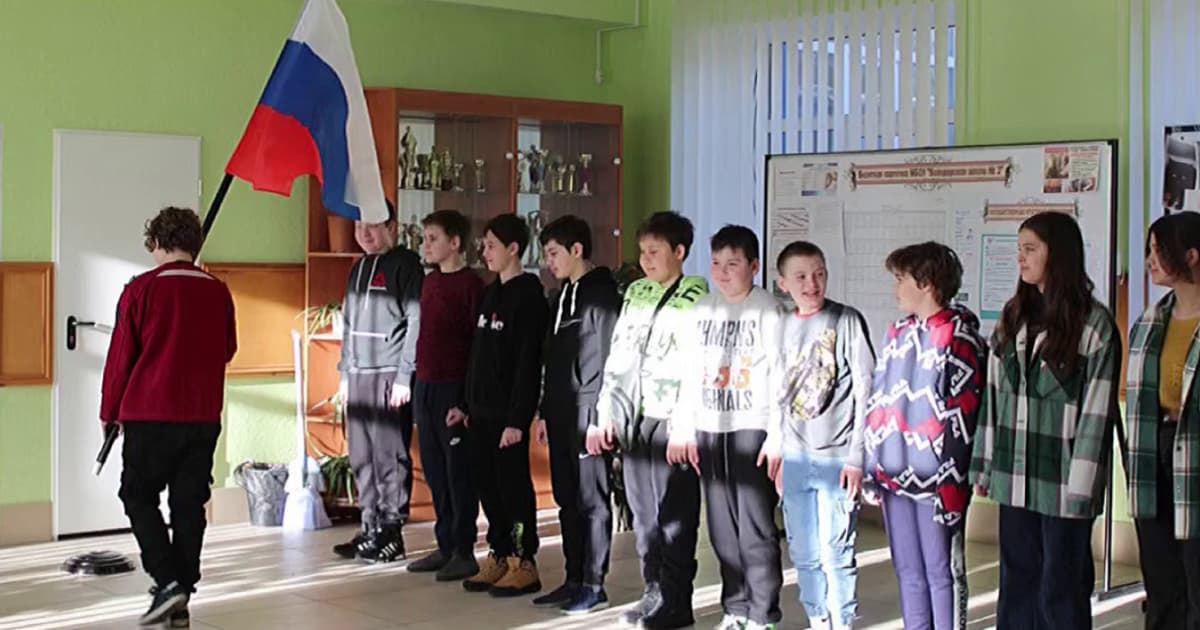 У тимчасово окупованому Маріуполі росіяни змушують школярів підіймати російський прапор та слухати гімн РФ