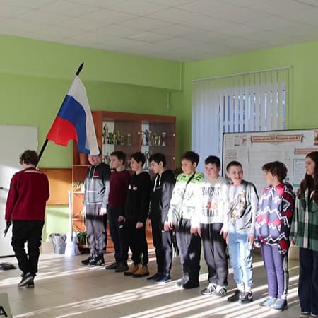 In the temporarily occupied Mariupol, Russians force schoolchildren to raise the Russian flag and listen to the Russian anthem