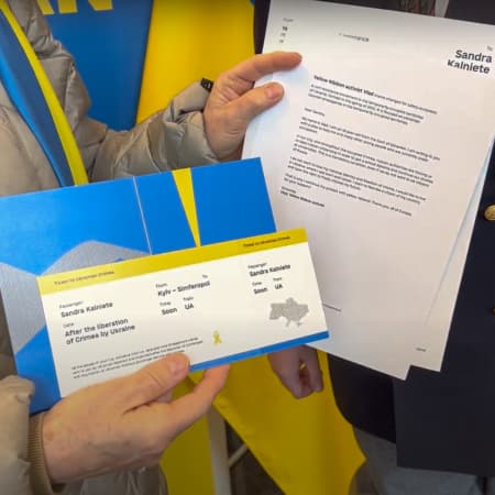 Yellow Ribbon activists hand over letters with stories of resistance in the temporarily occupied Crimea to the European Parliament Members
