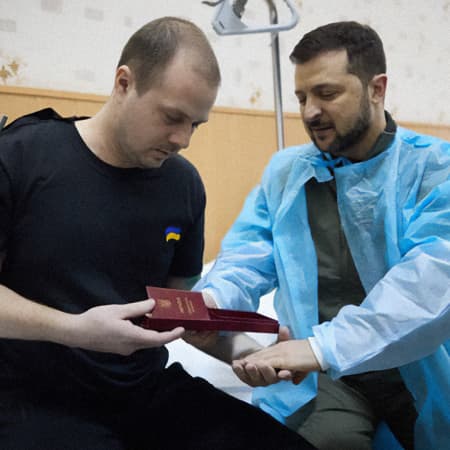 Володимир Зеленський відвідав поранених військових у госпіталі на Чернігівщині