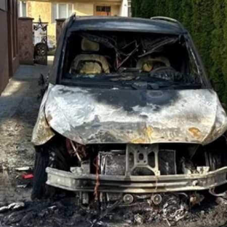 Автомобіль секретаря Ужгородської міської ради Арсена Мелкумяна згорів у ночі