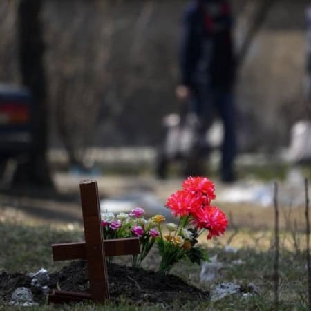 Росіяни знімають надгробки з могил на Луганщині, щоб потім використати їх для памʼятників вбитих військовослужбовців