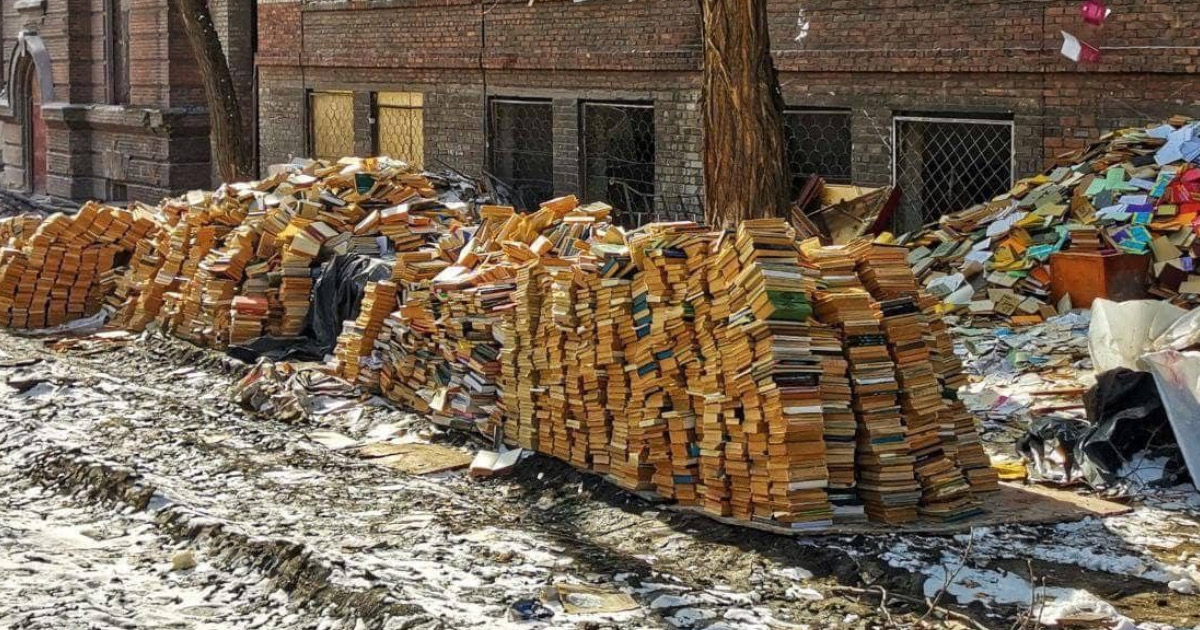 Росіяни вивезли понад дев’ять тисяч книг українською мовою з бібліотек на тимчасово окупованій Донеччині