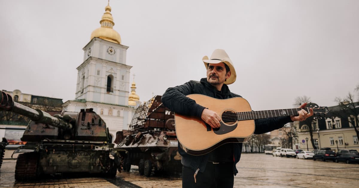 Кантрі-виконавець Бред Пейслі приїхав до Києва і заспівав «Червону руту»
