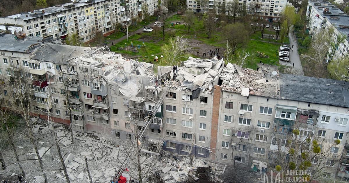 У Слов'янську завершили розбирати завали п'ятиповерхівки після російського ракетного удару 14 квітня