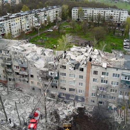 In Sloviansk, Donetsk region, the rubble of a five-storey building after a Russian missile attack on 14 April has been cleared