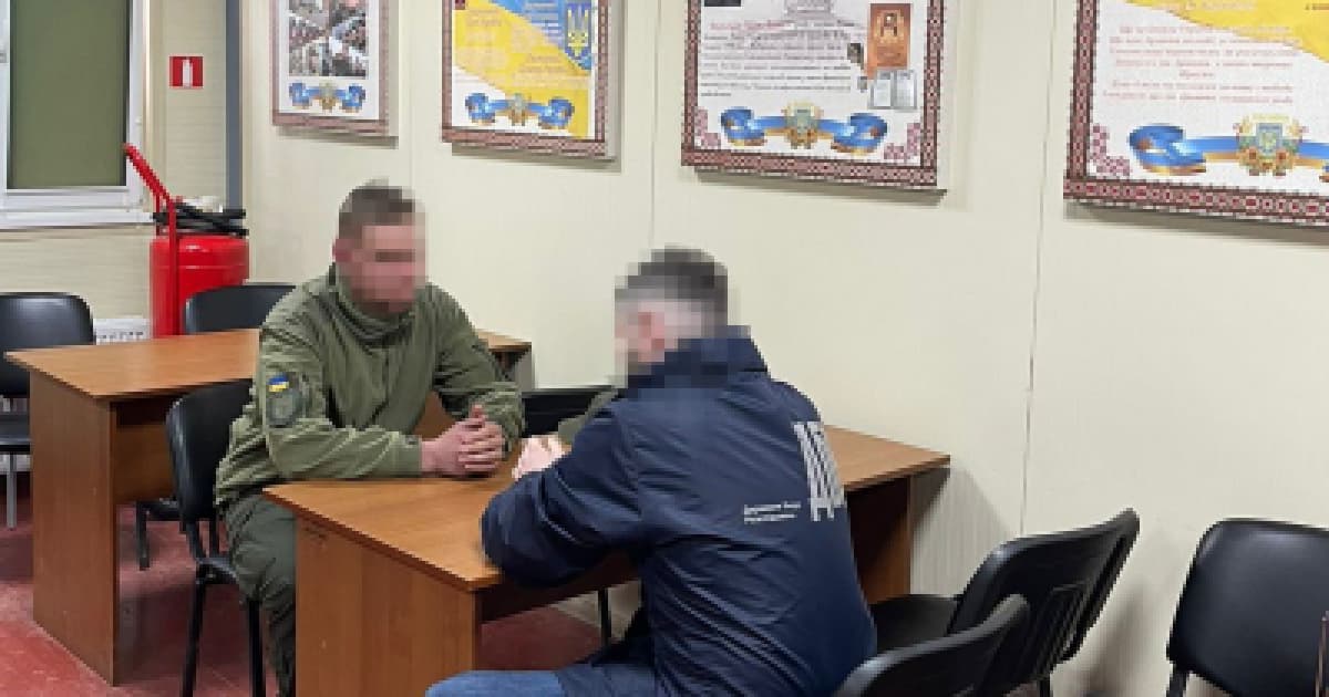 ДБР повідомило про підозру офіцеру, який знущався з військового в Івано-Франківську