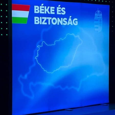 Під час зборів партії Премʼєр-Міністра Угорщини посадовці виступали на фоні карти, що включає регіони інших держав