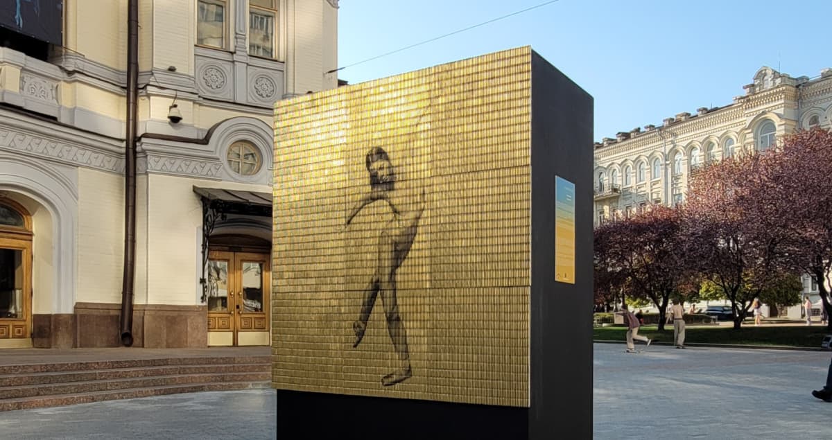Перед Національною оперою України відкрили інсталяцію із зображенням балерини на стріляних гільзах
