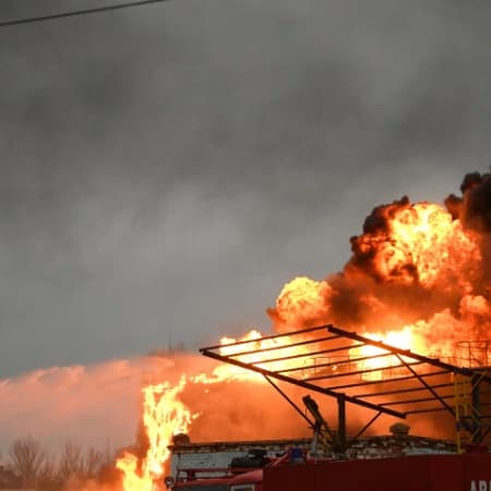 У Севастополі згоріло понад 10 резервуарів з нафтопродуктами