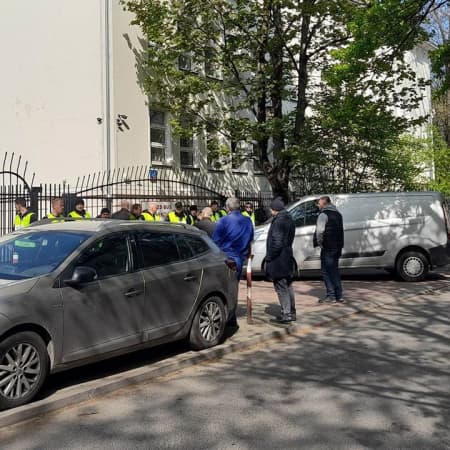 Місцева влада Варшави почала повертати контроль над приміщенням, у якому була школа російського посольства