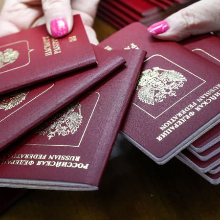 Russians conduct raids to intimidate locals into getting Russian passports in the Kherson region