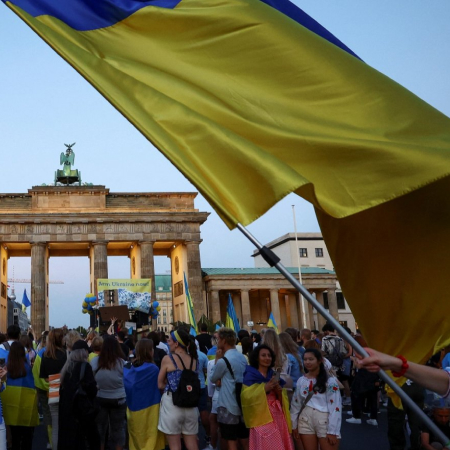 У Берліні заборонили демонструвати українські та російські прапори 8 та 9 травня