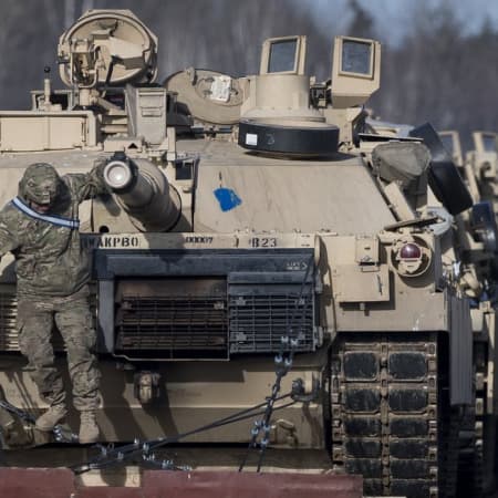 До Німеччини прибув 31 танк «Abrams» від США для навчання українських військових
