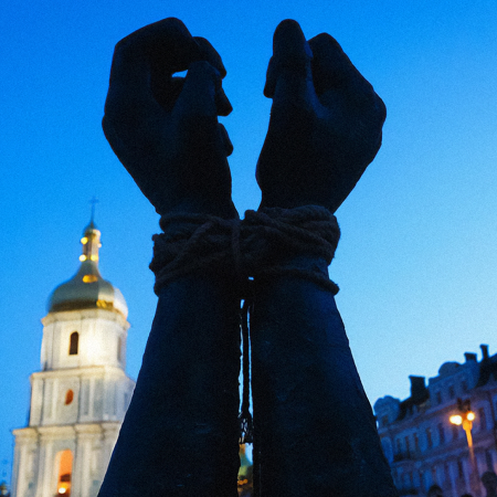 На Софійській площі у Києві встановили скульптуру-символ стійкості українських військовополонених з «Азовсталі»