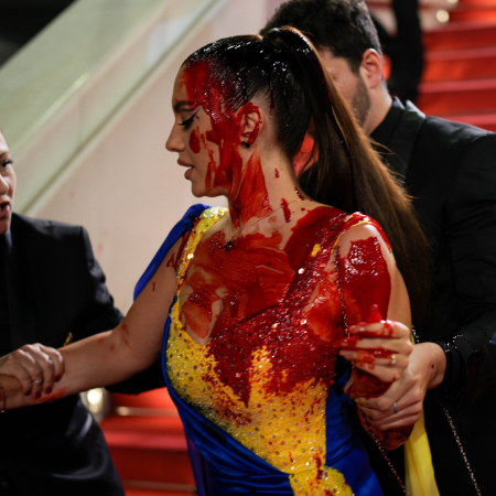 На Каннському кінофестивалі жінка, одягнена в жовто-блакитну сукню, облила себе несправжньою кров'ю