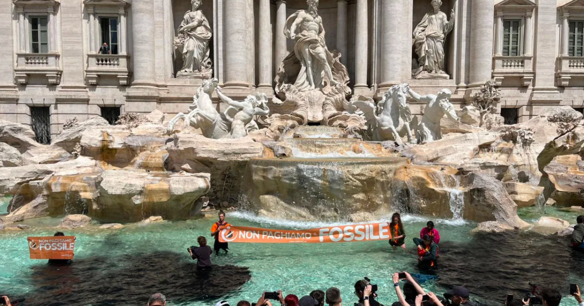 У Римі кліматичні активісти скинули деревне вугілля у фонтан Треві