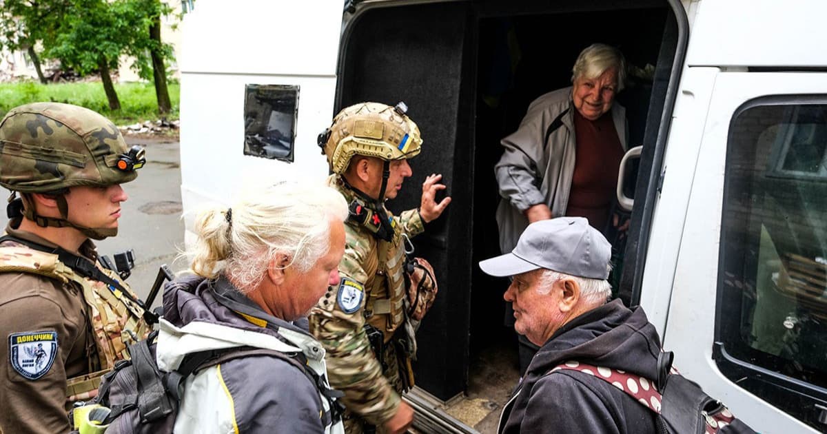 Полісмени підрозділу «Білий Янгол» евакуювали людей, які вижили після авіаудару по багатоповерхівці в Авдіївці 23 травня