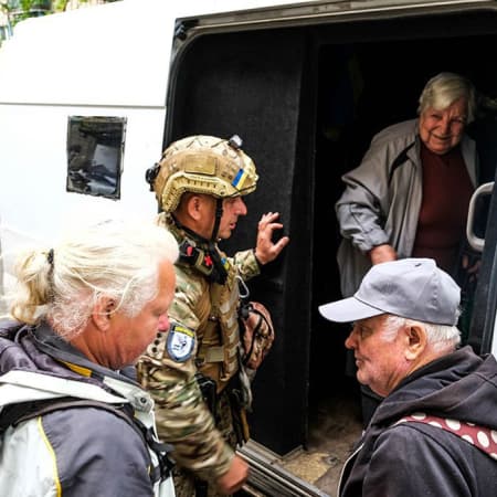 Полісмени підрозділу «Білий Янгол» евакуювали людей, які вижили після авіаудару по багатоповерхівці в Авдіївці 23 травня