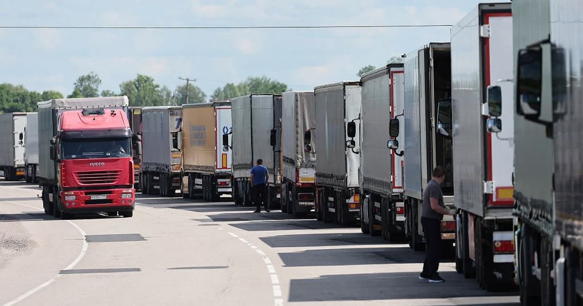 Польща зупиняє рух вантажівок із РФ та Білорусі
