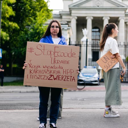 Перед посольством Росії у Варшаві пройшла акція через підрив Каховської ГЕС