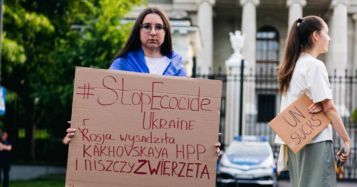 Перед посольством Росії у Варшаві пройшла акція через підрив Каховської ГЕС