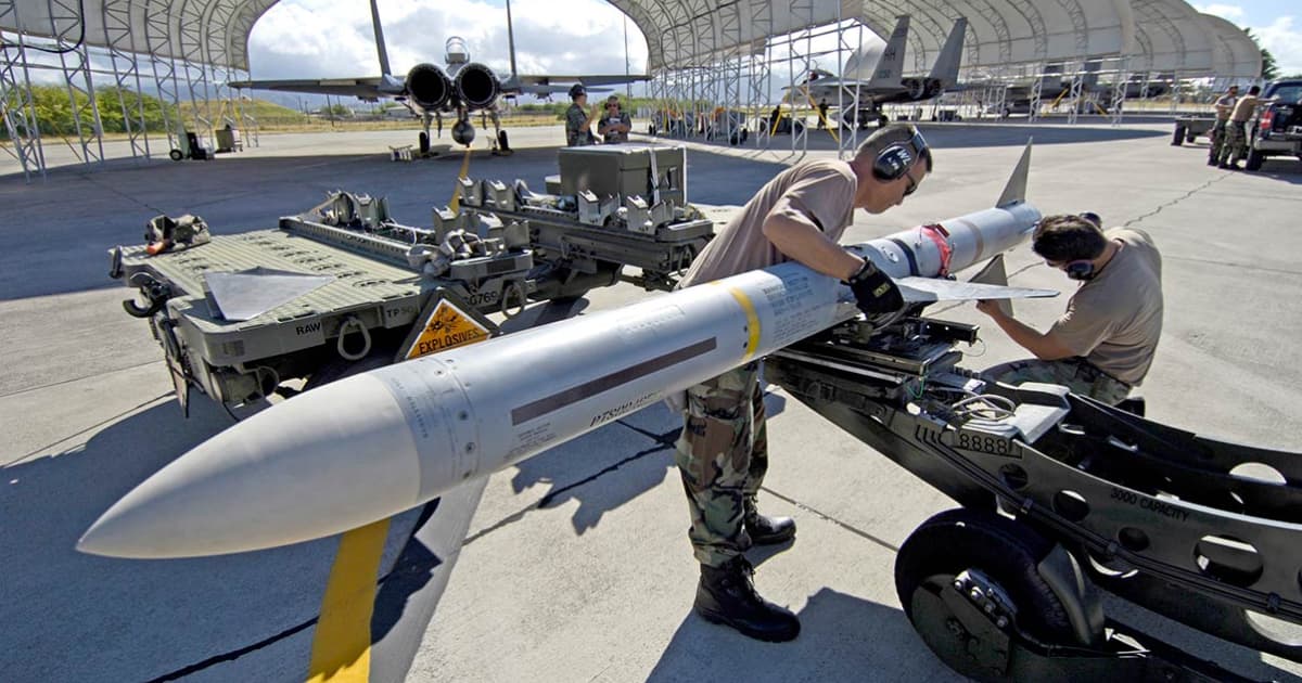 Канада надасть Україні новий пакет військової допомоги з ракетами АІМ-7 Sparrow й артилерійськими снарядами