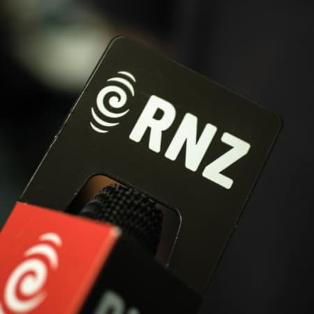 Працівник суспільного мовлення Нової Зеландії RNZ протягом року додавав у новини тези російської пропаганди