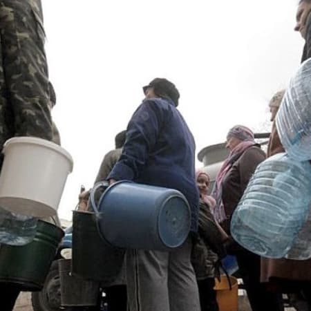 Росіяни анонсували запуск фонтану у Маріуполі, коли частина жителів залишаються без доступу до води