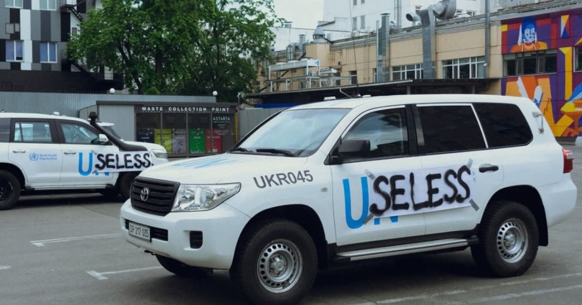 Хлопець, який наклеїв напис «Useless» на автівку ООН, отримав повістку до суду за адміністративне правопорушення