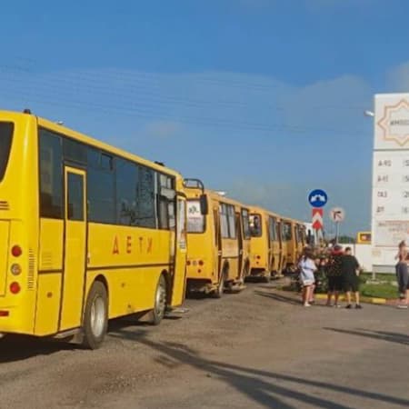 Росіяни відправили на «відпочинок» близько 130 дітей із тимчасово окупованого Генічеська до Геленджика в Росії