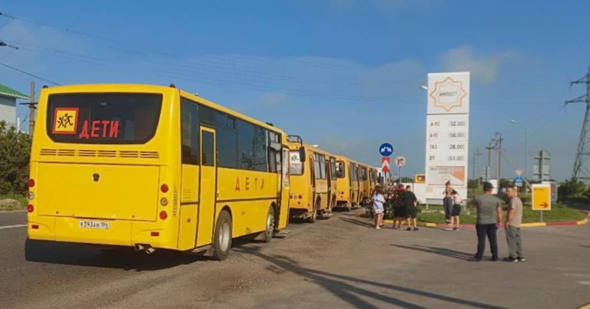 Росіяни відправили на «відпочинок» близько 130 дітей із тимчасово окупованого Генічеська до Геленджика в Росії