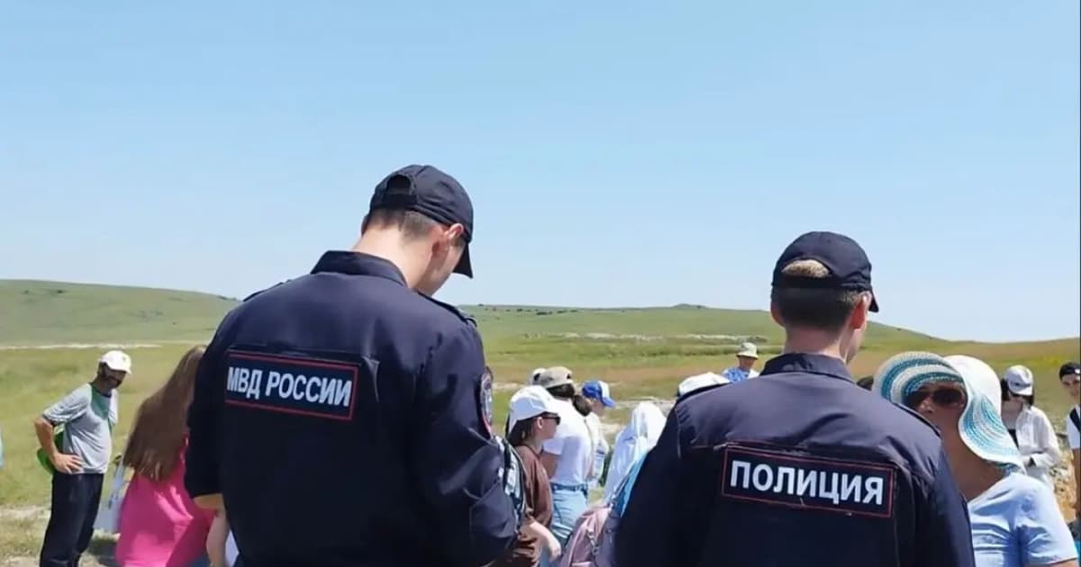 У Криму затримали трьох людей, які їхали в автоколоні з кримськотатарськими прапорами