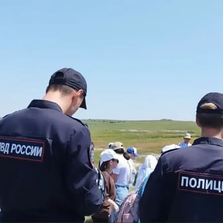 Three people travelling in a convoy with Crimean Tatar flags detained in Crimea