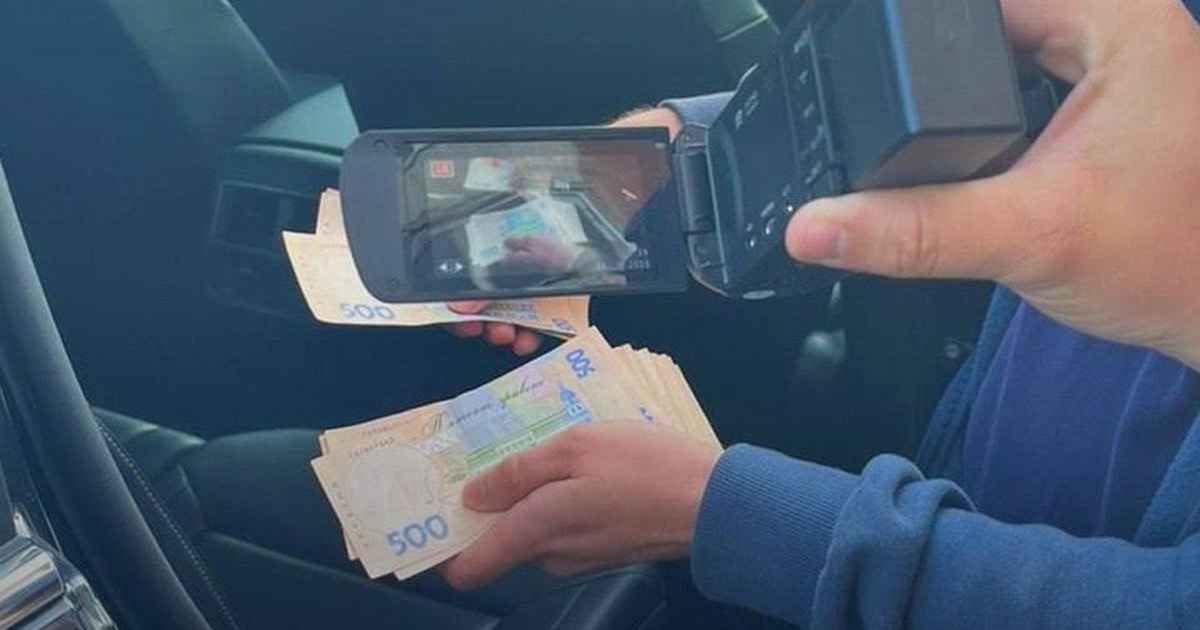 Law enforcement officers catch the head of Ternopil Regional Council on a bribe