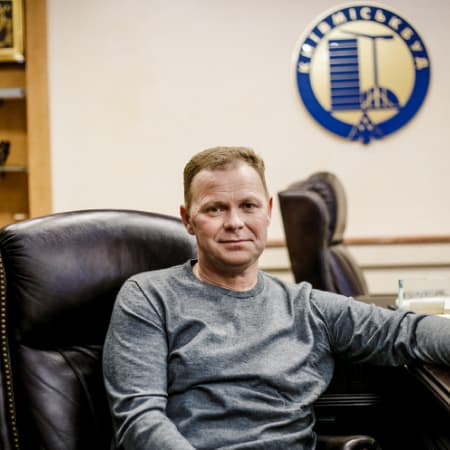 Президент «Київміськбуду» Ігор Кушнір виїхав з України за довідкою про інвалідність, а у травні 2023 року разом із дружиною піднявся на Еверест