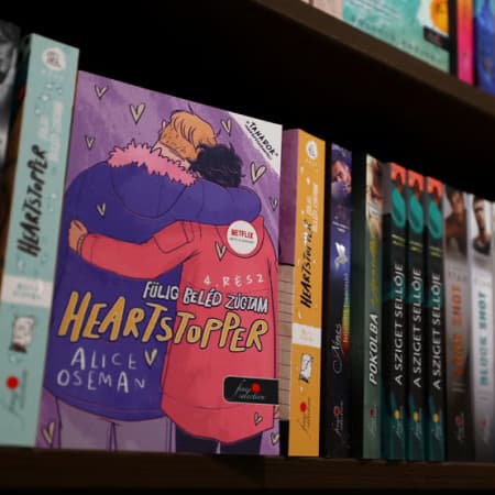 В Угорщині оштрафували мережу книжкових крамниць за продаж роману на тему ЛГБТК+
