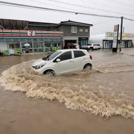 У Південній Кореї через повінь евакуювали до безпечних місць понад чотири тисячі людей