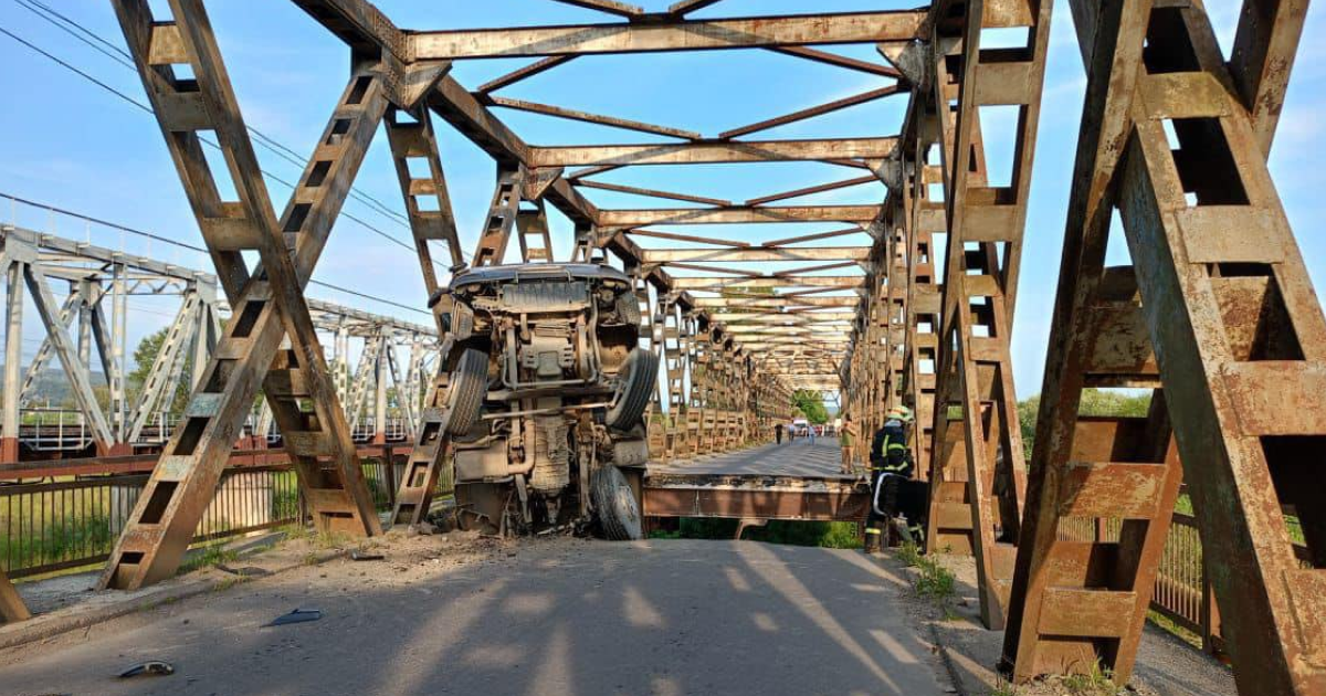 У Тячівському районі Закарпаття на мосту обвалилась одна із секцій