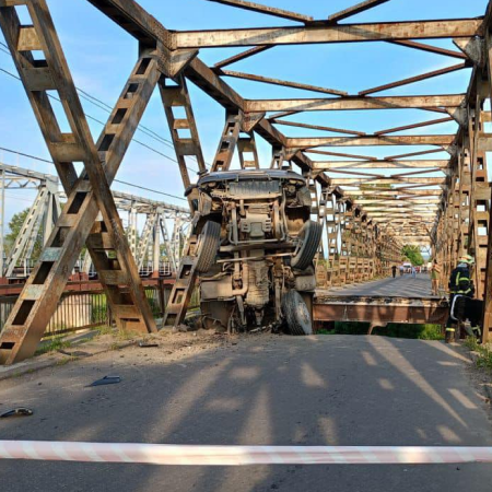 У Тячівському районі Закарпаття на мосту обвалилась одна із секцій