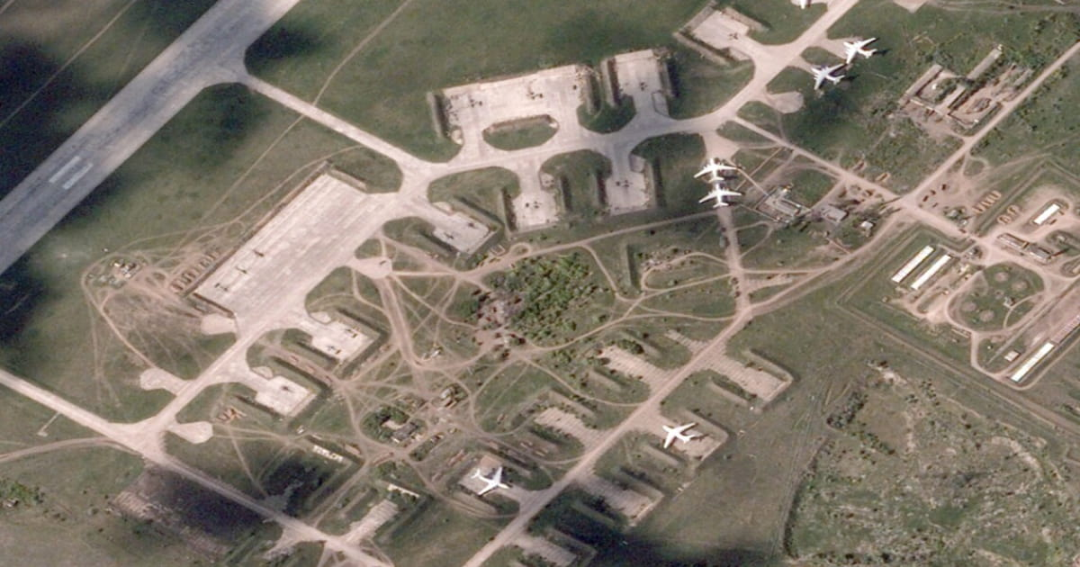 Росіяни намагаються відновити аеродром в Мелітополі