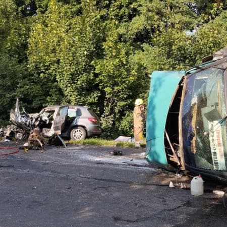 Рейсова маршрутка потрапила в ДТП на Полтавщині, двоє людей загинули, десять — в лікарні