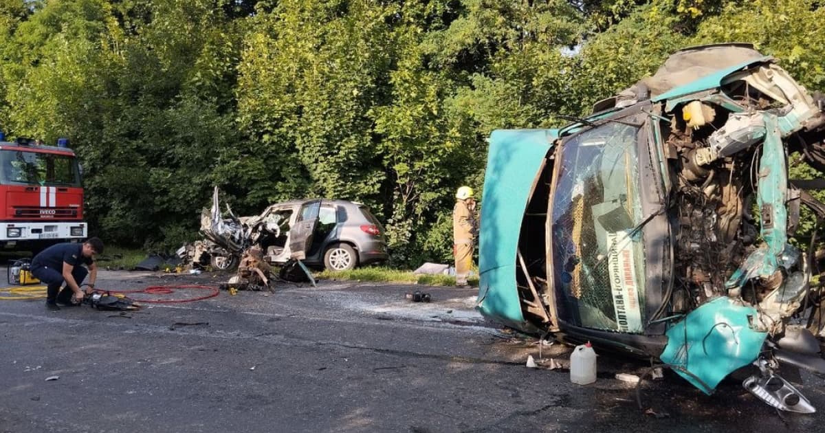 Рейсова маршрутка потрапила в ДТП на Полтавщині, двоє людей загинули, десять — в лікарні