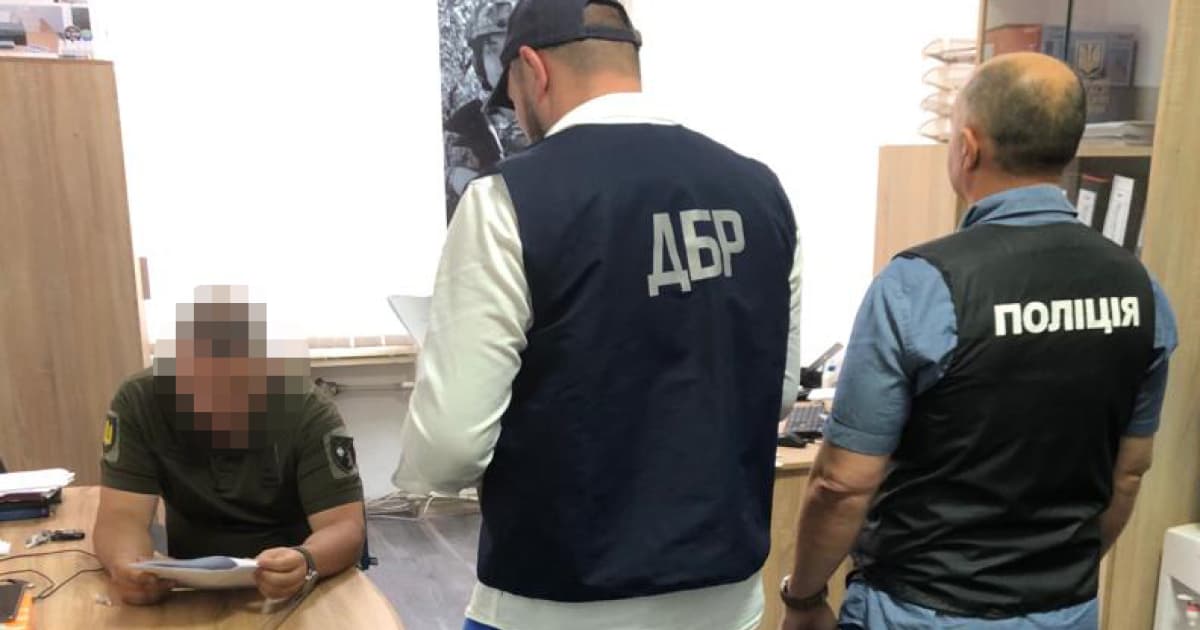 На Закарпатті керівника одного з підрозділів районного територіального центру комплектування підозрюють у зловживанні владою