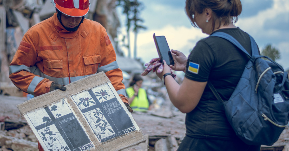 На Сумщині рятувальники дістали з-під завалів 66 унікальних гравюр, присвячених Голодомору