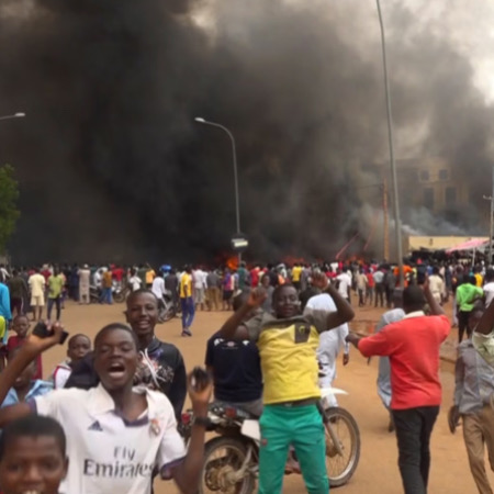 США зупинили частину програм допомоги Нігеру через державний переворот