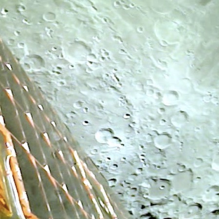Індійське космічне агентство опублікувало перші зображення Місяця, зроблені космічним кораблем Chandrayaan-3